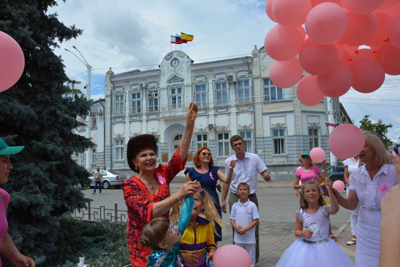 Валентина Петренко с детьми запускают шары в небо