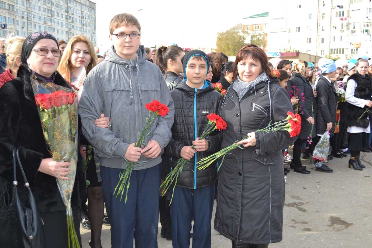 Траурный митинг Краснозерское. Траурный митинг в годовщину. Митинг матери