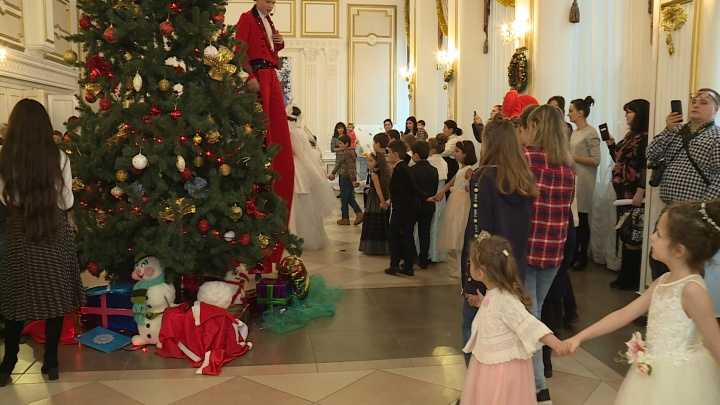 В Карачаево-Черкесии стартовали Новогодние елки Главы республики для детей отличников и детей, находящихся в трудной жизненной ситуации